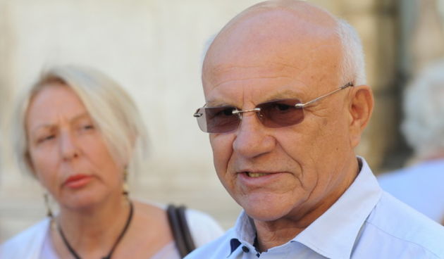 Zadar, 170912.
Jutros se na Narodnom trgu odrzala akcija Hrvatskih laburista “Knjiga zalbe” (primjedbe na vlast). 
Na fotografiji: detalj s akcijie; Drago Culina, predsjednik stranackog ogranka u Zadru.
Foto: Luka Gerlanc / CROPIX