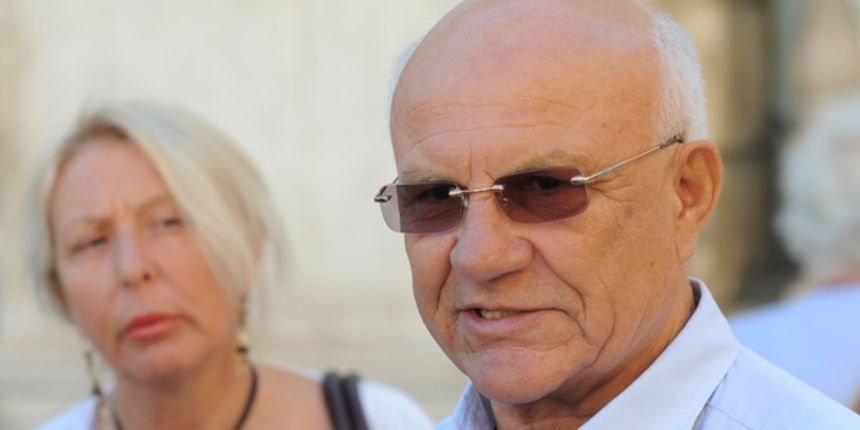 Zadar, 170912.
Jutros se na Narodnom trgu odrzala akcija Hrvatskih laburista “Knjiga zalbe” (primjedbe na vlast).
Na fotografiji: detalj s akcijie; Drago Culina, predsjednik stranackog ogranka u Zadru.
Foto: Luka Gerlanc / CROPIX Zadar, 170912.
Jutros se na Narodnom trgu odrzala akcija Hrvatskih laburista “Knjiga zalbe” (primjedbe na vlast).
Na fotografiji: detalj s akcijie; Drago Culina, predsjednik stranackog ogranka u Zadru.
Foto: Luka Gerlanc / CROPIX