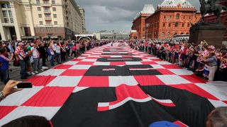 Hrvatski navijači u centru Moskve razvili divovsku zastavu Hrvatski navijači u centru Moskve razvili divovsku zastavu
