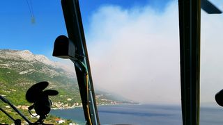 Zračne snage i vojnici gase veliki požar na Pelješcu