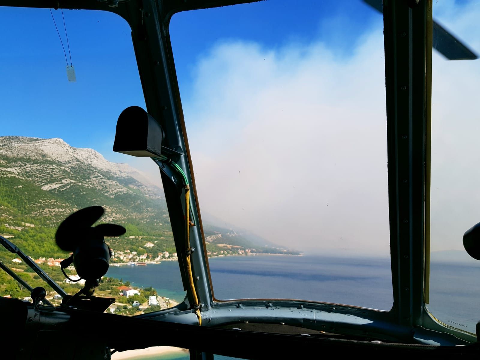 Zračne snage i vojnici gase veliki požar na Pelješcu