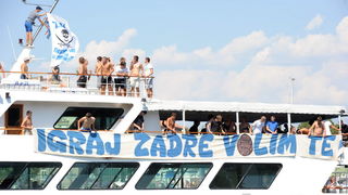 Zadar, 200811.Navijacka skupina Tornado iz Zadra krenula je brodom na nogometnu utakmicu 5. kola 1. HNL-a u SibenikuFoto: Andrija Lucic / CROPIX Zadar, 200811.Navijacka skupina Tornado iz Zadra krenula je brodom na nogometnu utakmicu 5. kola 1. HNL-a u SibenikuFoto: Andrija Lucic / CROPIX