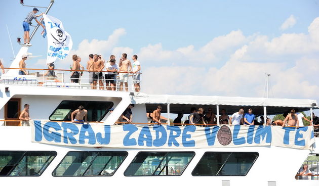 Zadar, 200811.Navijacka skupina Tornado iz Zadra krenula je brodom na nogometnu utakmicu 5. kola 1. HNL-a u SibenikuFoto: Andrija Lucic / CROPIX