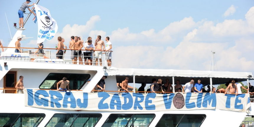 Zadar, 200811.Navijacka skupina Tornado iz Zadra krenula je brodom na nogometnu utakmicu 5. kola 1. HNL-a u SibenikuFoto: Andrija Lucic / CROPIX Zadar, 200811.Navijacka skupina Tornado iz Zadra krenula je brodom na nogometnu utakmicu 5. kola 1. HNL-a u SibenikuFoto: Andrija Lucic / CROPIX