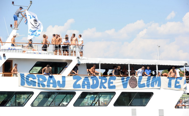 Zadar, 200811.Navijacka skupina Tornado iz Zadra krenula je brodom na nogometnu utakmicu 5. kola 1. HNL-a u SibenikuFoto: Andrija Lucic / CROPIX Zadar, 200811.Navijacka skupina Tornado iz Zadra krenula je brodom na nogometnu utakmicu 5. kola 1. HNL-a u SibenikuFoto: Andrija Lucic / CROPIX