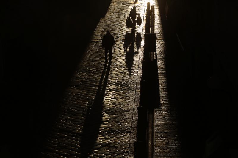 Približavanjem zimskog solsticija, odnosno tkzv. suncostaja dani su sve kraći, a sjene izražajnije.  Photo: Filip Brala/PIXSELL