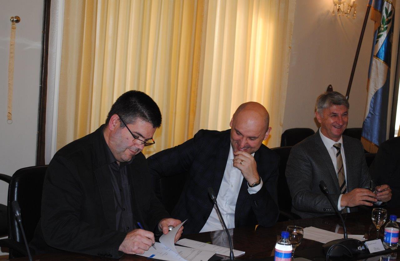 Ministar Tolušić potpisao ugovore za sanaciju šteta od poplave Ministar Tolušić potpisao ugovore za sanaciju šteta od poplave