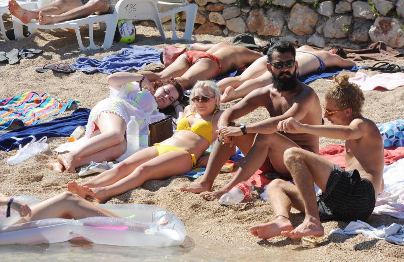 Tisno – Drugog dana Garden festivala posjetitelji uzivali u zabavi na plazi. Photo: Hrvoje Jelavic/PIXSELL