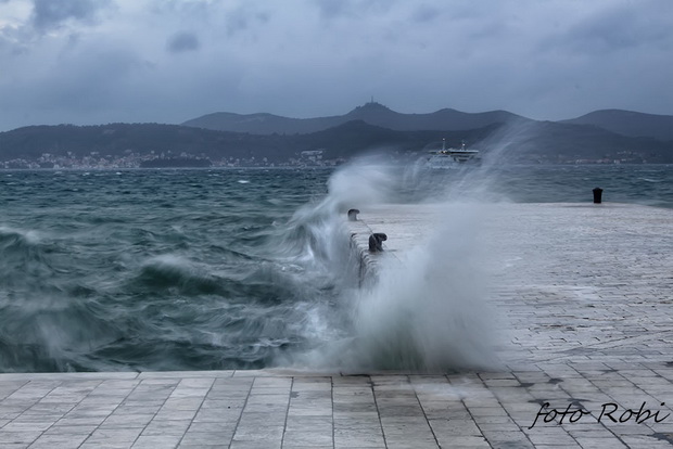 Igra valova na zadarskoj rivi 7. studenog 2014.  Foto: Roberto Lerga