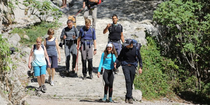 Iako se planinarima želio omogućiti polaganiji tempo prolaska stazama Velebita, sudionicima prvog izdanja planinarskog natjecanja Highlander Velebit i uz zahtjevnije vremenske uvjete, trebalo je manje od predviđenog za završetak staze duge 104 km