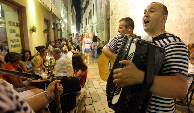 Zadar, 160710.
Na zadarskom poluotoku petkom uvecer tradicionalno se organiziraju “Festice” koje okupljaju veliki broj turista i Zadrana.
Foto: Vladimir Ivanov / CROPIX
