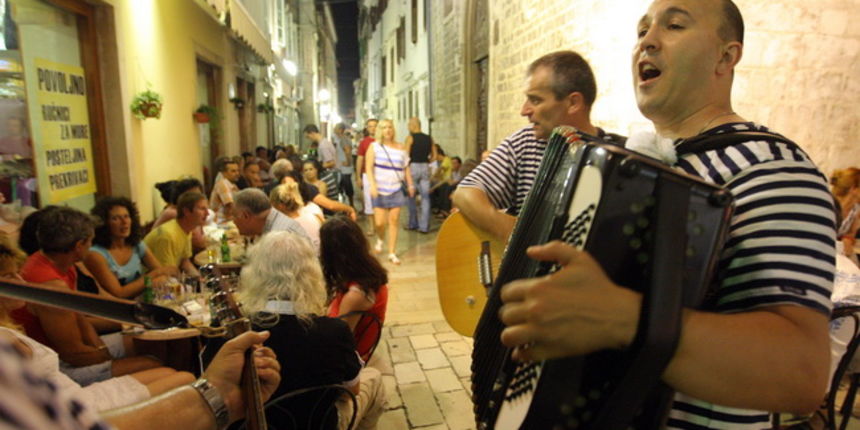 Zadar, 160710.
Na zadarskom poluotoku petkom uvecer tradicionalno se organiziraju “Festice” koje okupljaju veliki broj turista i Zadrana.
Foto: Vladimir Ivanov / CROPIX
