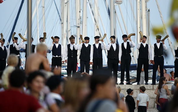 Sali, Dugi otok, 100809.
“Svako misto svoju festu ima…”, no ne traje svaka festa tri dana kao ona u mjestu Sali na Dugom otoku. Saljske uzance, kako mjestani nazivaju svoju festu, odrzava se ove godine po pedeseti put, kao i svake godine dosad, vikend p Sali, Dugi otok, 100809.
“Svako misto svoju festu ima…”, no ne traje svaka festa tri dana kao ona u mjestu Sali na Dugom otoku. Saljske uzance, kako mjestani nazivaju svoju festu, odrzava se ove godine po pedeseti put, kao i svake godine dosad, vikend p