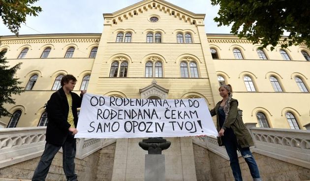 Trg Marsala Tita, zgrada rektorata, studenti organizirali rektoru Damiru Borasu rodjendan te mu donjeli tortu i cestitku na radno mjesto i urudzbirali. Photo: Marko Lukunic/PIXSELL