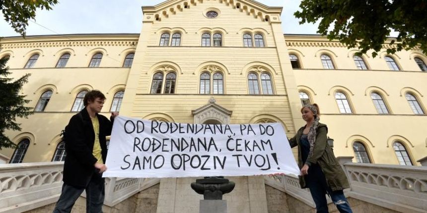 Trg Marsala Tita, zgrada rektorata, studenti organizirali rektoru Damiru Borasu rodjendan te mu donjeli tortu i cestitku na radno mjesto i urudzbirali. Photo: Marko Lukunic/PIXSELL