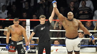 Split, 270310.
Veceras se u Spaladium Areni odrzava spektakl “Obracun u ringu 10” povodom 15-te obljetnice boksackog kluba Pit Bull. Borci ce nastupiti u 17 atraktivnih K1 i MMA ( ultimate fight) borbama.
Na fotografiji: Bob Sapp i Sascha Weinpolter.
Foto