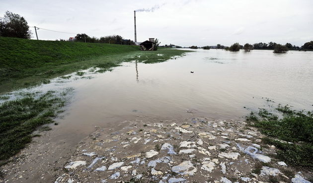 Zagreb, 291012.
Nabujala rijeka Sava kod Toplane, izasla je iz svog prirodnog korita zbog vecih oborina ovih dana. Glavnina vodenog vala je prosla i vodostaj je u opadanju.
Foto: Boris Kovacev / CROPIX