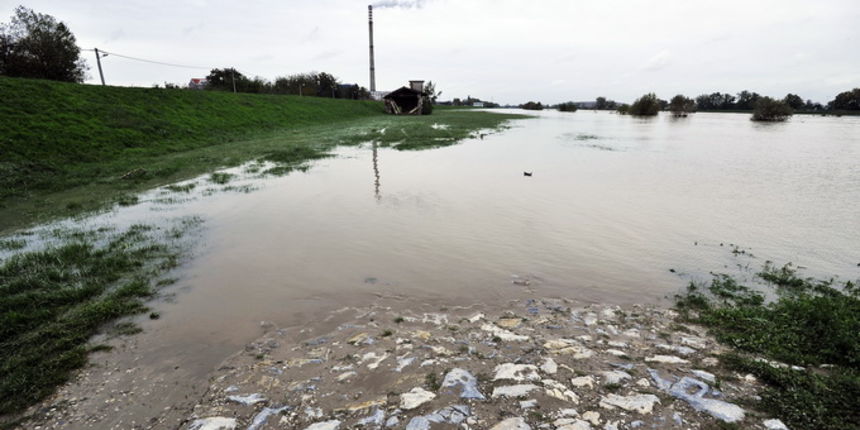 Zagreb, 291012.
Nabujala rijeka Sava kod Toplane, izasla je iz svog prirodnog korita zbog vecih oborina ovih dana. Glavnina vodenog vala je prosla i vodostaj je u opadanju.
Foto: Boris Kovacev / CROPIX