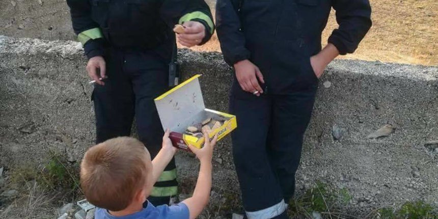 dječak i vatrogasci dječak i vatrogasci