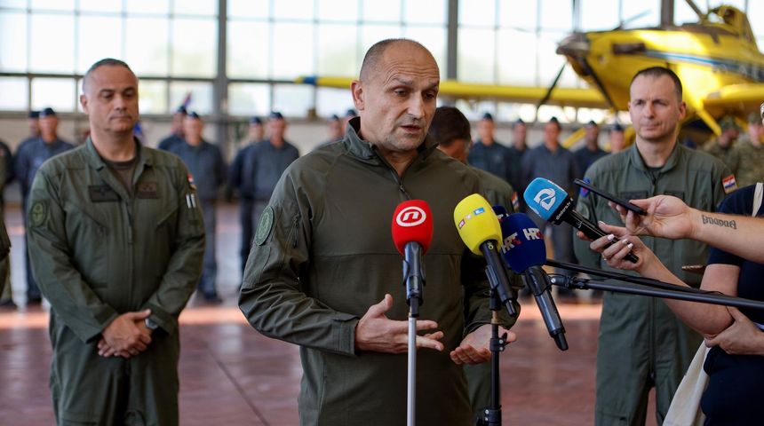 Zemunik: Ministar Ivan Anušić posjetio protupožarnu eskadrilu Hrvatskog ratnog zrakoplovstva