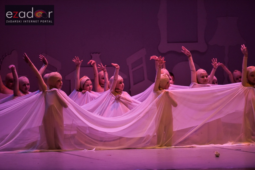 Predstava “Odgojoj” Plesne udruge Gesta u HNK Zadar