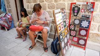 Paške čipkarice na djelu u izradi paške čipke, Foto: Luka Stanzl/PIXSELL