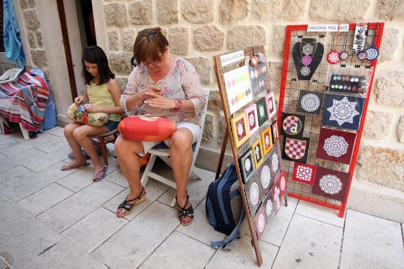 Paške čipkarice na djelu u izradi paške čipke, Foto: Luka Stanzl/PIXSELL