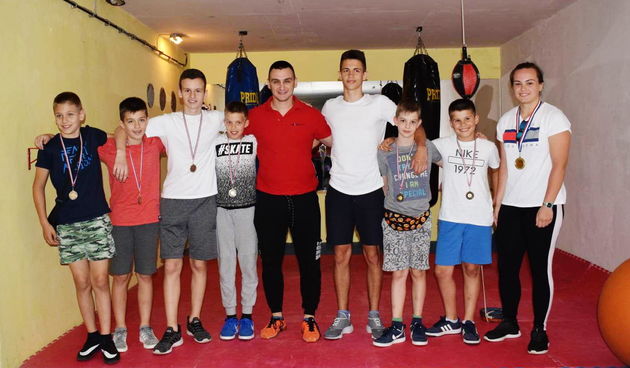 Boksači i boksačica BK Ares s trenerima