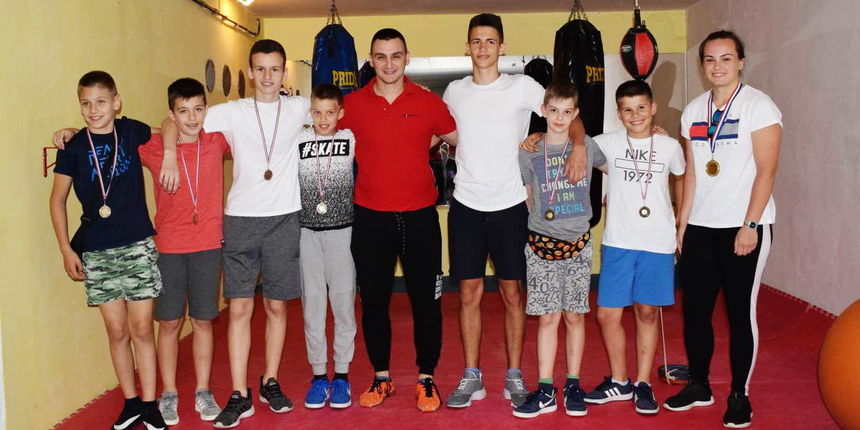 Boksači i boksačica BK Ares s trenerima