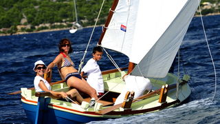 Betina, 150810.
U Betini na otoku Murteru danas je odrzana tradicionalna regata brodova na “latinskog idro ” pod nazivom “Regata za dusu i tilo”, na regati je sudjovalo preko gajeta, leuta i kaica pobjedili su domacini iz Betine.
Na slici obitelj Jerat iz Betina, 150810.
U Betini na otoku Murteru danas je odrzana tradicionalna regata brodova na “latinskog idro ” pod nazivom “Regata za dusu i tilo”, na regati je sudjovalo preko gajeta, leuta i kaica pobjedili su domacini iz Betine.
Na slici obitelj Jerat iz