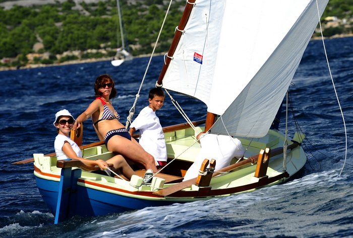 Betina, 150810.
U Betini na otoku Murteru danas je odrzana tradicionalna regata brodova na “latinskog idro ” pod nazivom “Regata za dusu i tilo”, na regati je sudjovalo preko gajeta, leuta i kaica pobjedili su domacini iz Betine.
Na slici obitelj Jerat iz Betina, 150810.
U Betini na otoku Murteru danas je odrzana tradicionalna regata brodova na “latinskog idro ” pod nazivom “Regata za dusu i tilo”, na regati je sudjovalo preko gajeta, leuta i kaica pobjedili su domacini iz Betine.
Na slici obitelj Jerat iz