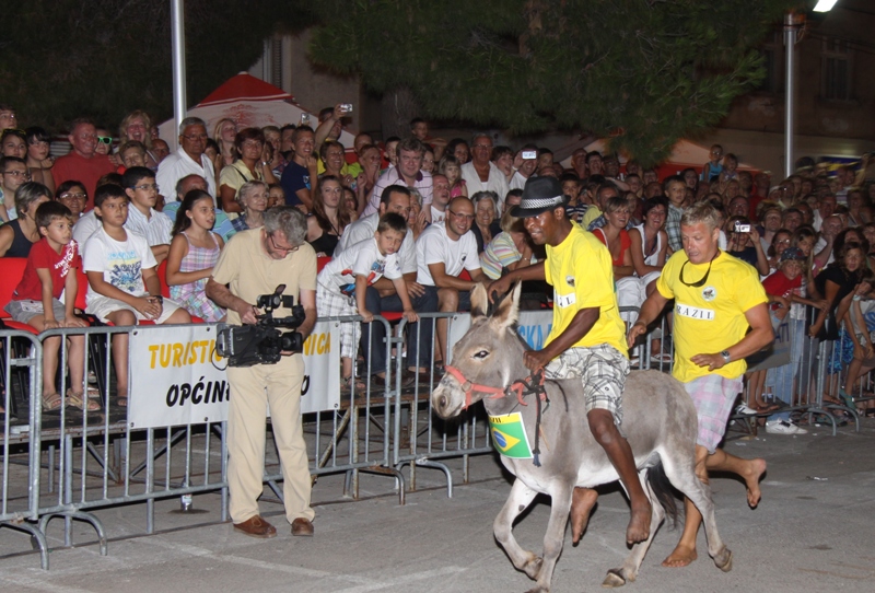 Tisno: 6. Međunarona “Trka tovarov”, Foto: Edin Kadić Tisno: 6. Međunarona “Trka tovarov”, Foto: Edin Kadić