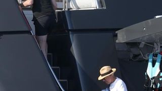 Članovi benda U2 David Howell Evans poznatiji kao The Edge i Adam Clayton odmaraju na Paklenim otocima u pauzi snimanja novog albuma