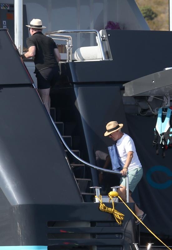 Članovi benda U2 David Howell Evans poznatiji kao The Edge i Adam Clayton odmaraju na Paklenim otocima u pauzi snimanja novog albuma