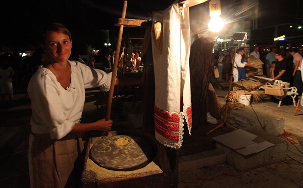 Zadar, 050809.
U sklopu manifestacije Biogradsko ljeto sinoc je na programu bila tradicionalna Biogradska noc, velika turisticka festa koja je zapocela u vecernjim satima na Obali kralja Petra Kresimira IV. Biogradjani za sve posjetitelje feste pripremili