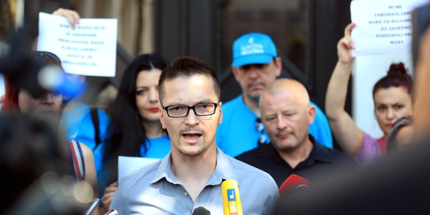 Članovi Slobodne Hrvatske održali prosvjed protiv ministra Kujundžića Članovi Slobodne Hrvatske održali prosvjed protiv ministra Kujundžića