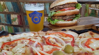 Vrhunska ponuda pizza i hamburgera u Famous Beach Bar & Grillu. Predstavljamo pizze Bianca i Rukola & Mozarella te Famous i Western hamburgeri