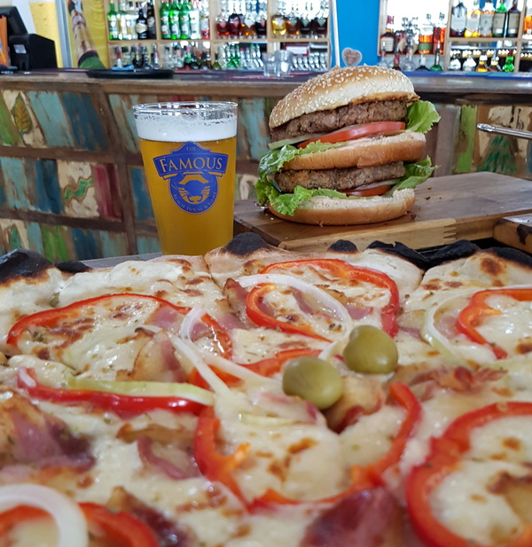 Vrhunska ponuda pizza i hamburgera u Famous Beach Bar & Grillu. Predstavljamo pizze Bianca i Rukola & Mozarella te Famous i Western hamburgeri