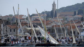Otok Murter, 300912.
Latinsko idro, najveca regata tradicionalnih gajeta, leuta i kaica odrzana je danas u Murteru. Na regati je startalo oko 100 brodova.
Foto: Niksa Stipanicev / CROPIX Otok Murter, 300912.
Latinsko idro, najveca regata tradicionalnih gajeta, leuta i kaica odrzana je danas u Murteru. Na regati je startalo oko 100 brodova.
Foto: Niksa Stipanicev / CROPIX