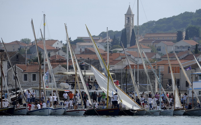 Otok Murter, 300912.
Latinsko idro, najveca regata tradicionalnih gajeta, leuta i kaica odrzana je danas u Murteru. Na regati je startalo oko 100 brodova.
Foto: Niksa Stipanicev / CROPIX Otok Murter, 300912.
Latinsko idro, najveca regata tradicionalnih gajeta, leuta i kaica odrzana je danas u Murteru. Na regati je startalo oko 100 brodova.
Foto: Niksa Stipanicev / CROPIX