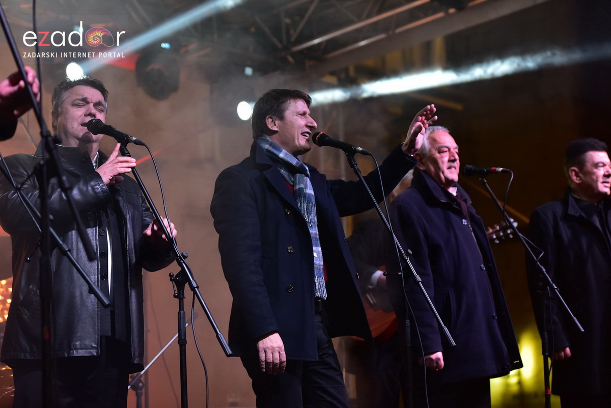 Tisuće Zadrana uživalo na krcatom Narodnom trgu i Tgu Petra Zoranića uz Tomislava Bralića i klapu Intrade Tisuće Zadrana uživalo na krcatom Narodnom trgu i Tgu Petra Zoranića uz Tomislava Bralića i klapu Intrade