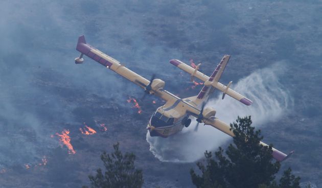U pomoć vatrogascima koji se bore s vatrom stigli su i kanaderi