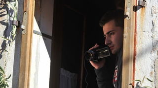 Zadar, 081112
Unatoc brojnim prosvjedima danas oko je oko 10h iz stana u zadarskoj cetvrti Arbanasi delozirana obitelj Vukic. Ulaz su svojim tijelima blokirali clanovi obitelji te njihovi prijatelji koje je policija bez otpora za ruke i noge odnijela u po Zadar, 081112
Unatoc brojnim prosvjedima danas oko je oko 10h iz stana u zadarskoj cetvrti Arbanasi delozirana obitelj Vukic. Ulaz su svojim tijelima blokirali clanovi obitelji te njihovi prijatelji koje je policija bez otpora za ruke i noge odnijela u po