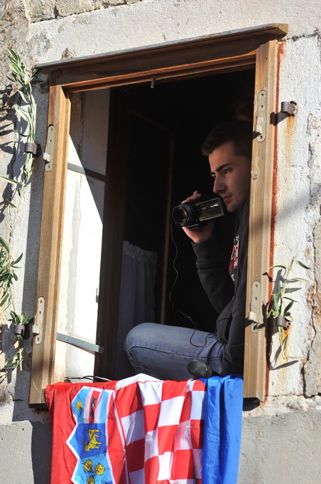 Zadar, 081112
Unatoc brojnim prosvjedima danas oko je oko 10h iz stana u zadarskoj cetvrti Arbanasi delozirana obitelj Vukic. Ulaz su svojim tijelima blokirali clanovi obitelji te njihovi prijatelji koje je policija bez otpora za ruke i noge odnijela u po Zadar, 081112
Unatoc brojnim prosvjedima danas oko je oko 10h iz stana u zadarskoj cetvrti Arbanasi delozirana obitelj Vukic. Ulaz su svojim tijelima blokirali clanovi obitelji te njihovi prijatelji koje je policija bez otpora za ruke i noge odnijela u po