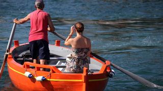 17.07.2013., Zadar – Mlada dama je uz pomoc barkajola presla preko mora na drugu stranu zadarske rive. Photo: Zeljko Mrsic/PIXSELL Autor  Zeljko Mrsic/PIXSELL KLJUČNE RIJEČI  camac, barkajol, brod, zena, djevojka