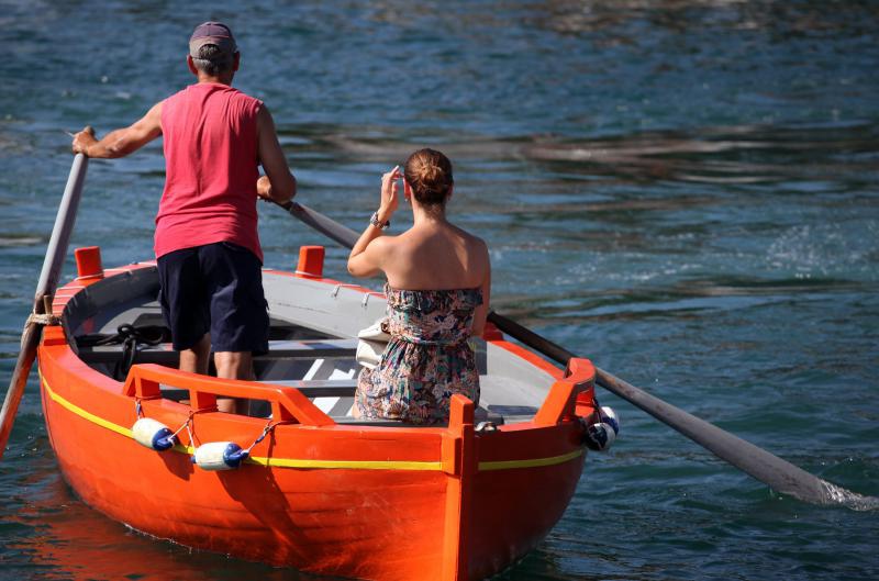 17.07.2013., Zadar – Mlada dama je uz pomoc barkajola presla preko mora na drugu stranu zadarske rive. Photo: Zeljko Mrsic/PIXSELL Autor  Zeljko Mrsic/PIXSELL KLJUČNE RIJEČI  camac, barkajol, brod, zena, djevojka