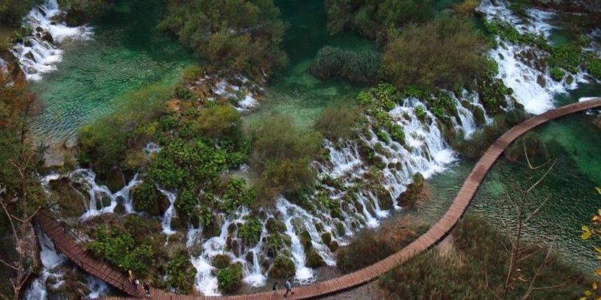 Nacionalni park Plitvicka jezera posjetiteljima nudi posjet po simbolicnoj cijeni od 25 kuna povodom obiteljskog tjedna. Primamljivu ponudu i toplo vrijeme iskoristili su mnogi turisti. Photo: Borna Filic/PIXSELL Nacionalni park Plitvicka jezera posjetiteljima nudi posjet po simbolicnoj cijeni od 25 kuna povodom obiteljskog tjedna. Primamljivu ponudu i toplo vrijeme iskoristili su mnogi turisti. Photo: Borna Filic/PIXSELL