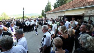 Posljednji ispraćaj Olivera Dragojevića na groblju Sveti Roko u Veloj Luci Posljednji ispraćaj Olivera Dragojevića na groblju Sveti Roko u Veloj Luci