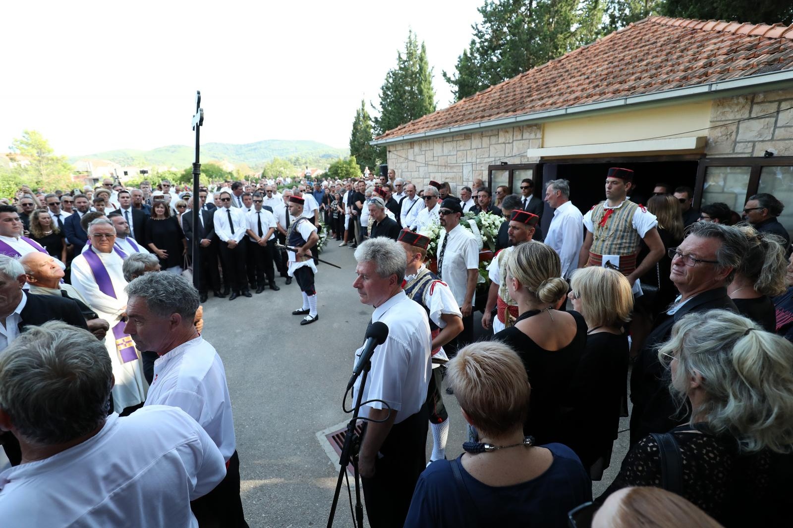 Posljednji ispraćaj Olivera Dragojevića na groblju Sveti Roko u Veloj Luci Posljednji ispraćaj Olivera Dragojevića na groblju Sveti Roko u Veloj Luci