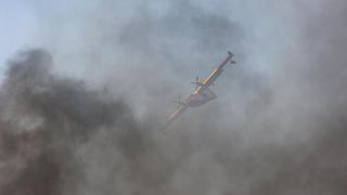 Vatrogasci i kanaderi lokalizirali požar u blizini gradskog deponija Vatrogasci i kanaderi lokalizirali požar u blizini gradskog deponija